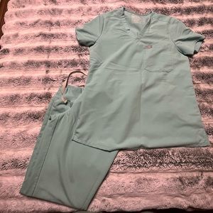Figs Zamora joggers and Catalina top. Sea foam in color. Size small